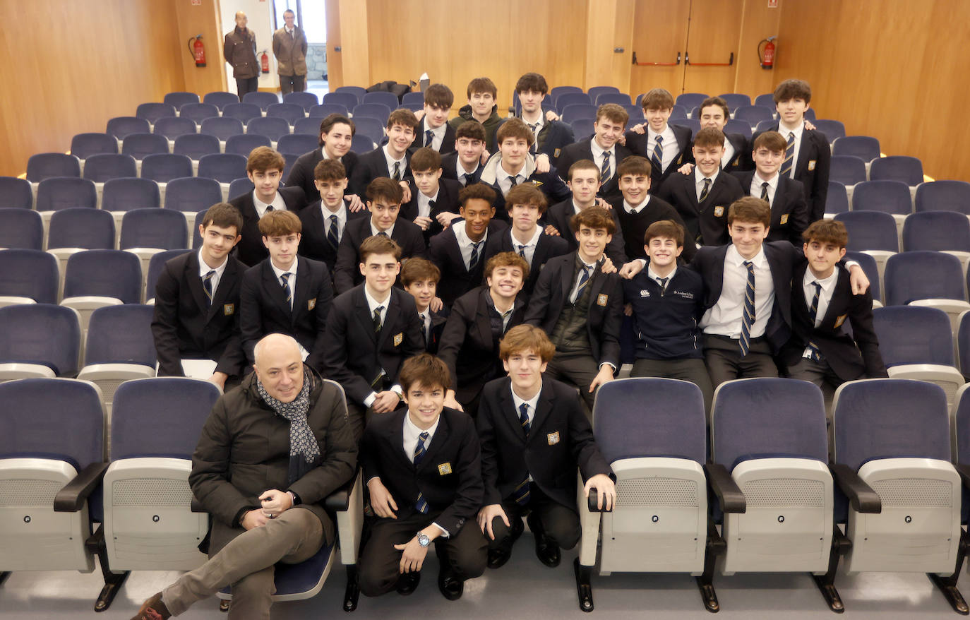 El alcalde de Leioa, Iban Rodríguez, posa junto a los alumnos que representan al colegio Gaztelueta.