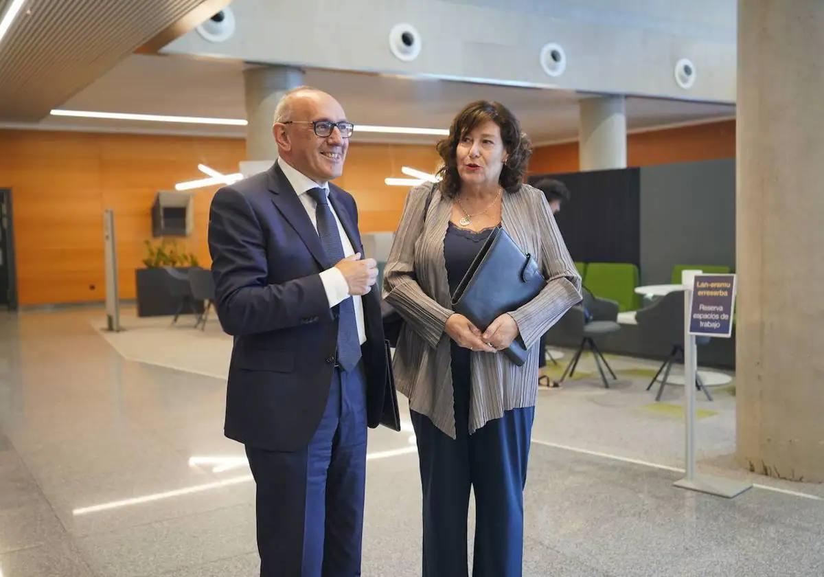 Ramiro González e Itziar Gonzalo, en una reunión reciente del Consejo Vasco de Finanzas.