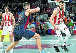 Kotsar entre Teodosic (izquierda) y Giedraitis, dos de las mejores armas del Estrella Roja.