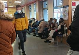 Largas esperas en el PAC de Olaguíbel, en Vitoria.