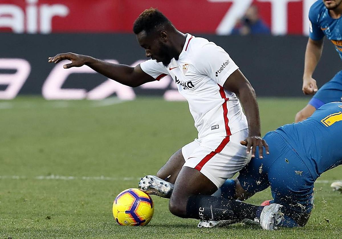 El defensa, durante su etapa en el Sevilla.