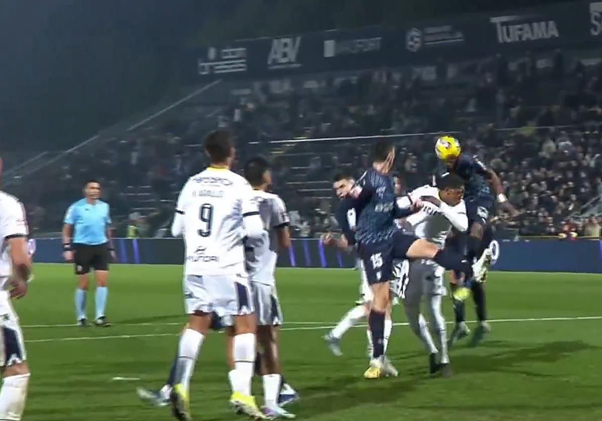 Djaló conecta el cabezazo para conseguir el gol de la victoria.