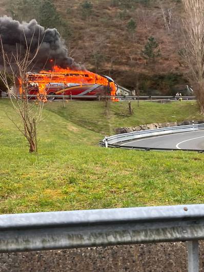 Reabren al tráfico la AP-8 en Orio tras el incendio de un autobús