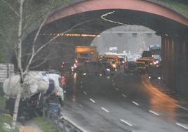 Restablecido el tráfico en el Txorierri tras el accidente de varios vehículos y un vertido de gasoil