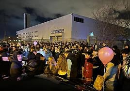 La quedada reunió anoche a medio millar de personas en el lugar del accidente.