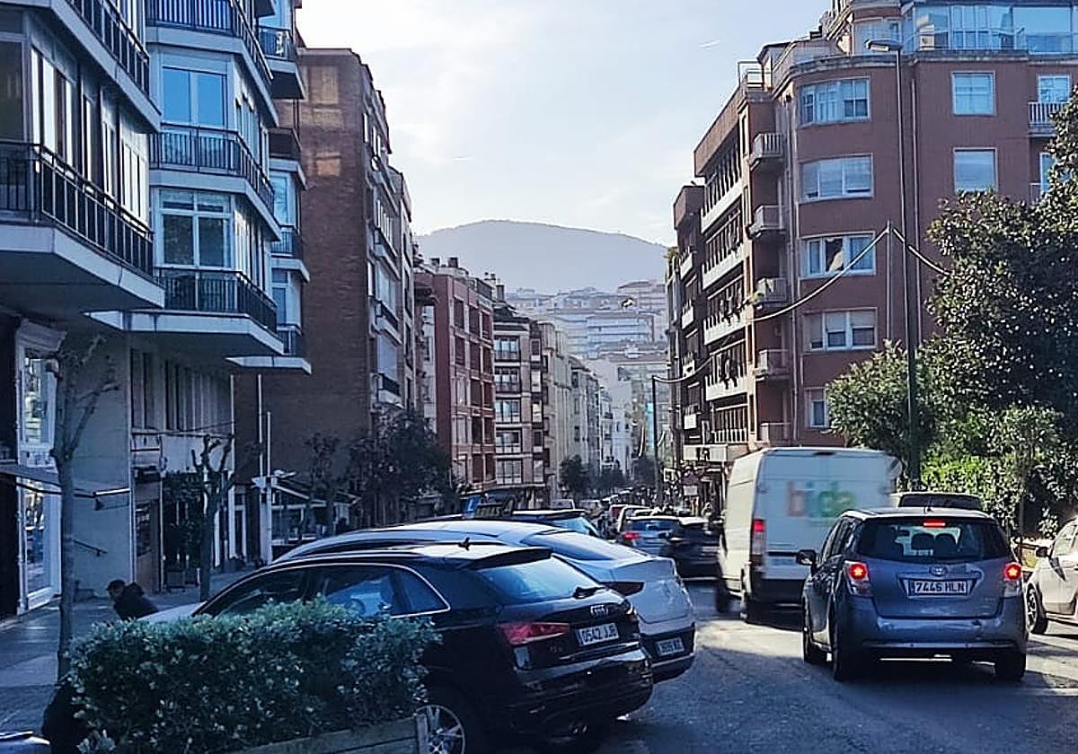 La calle de Las Mercedes es uno de los viales con más afluencia de vehículos.