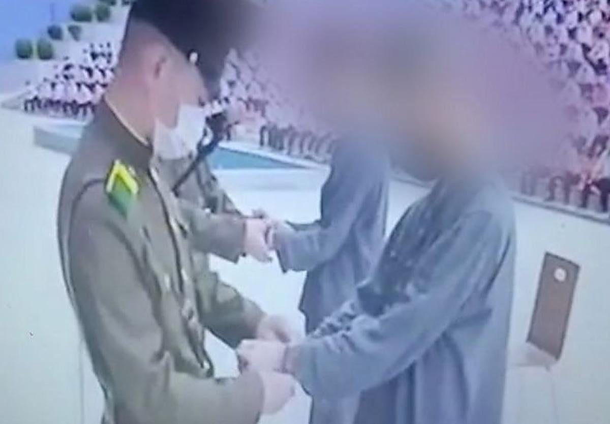 Los dos adolescentes, esposados, durante el juicio público.