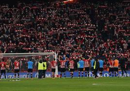 Jugadores y afición celebran la victoria ante el Barcelona en cuartos de Copa en 2022.