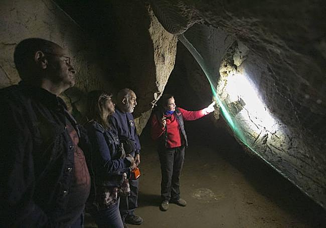 Visita guiada al interior de la cueva de Covalanas.