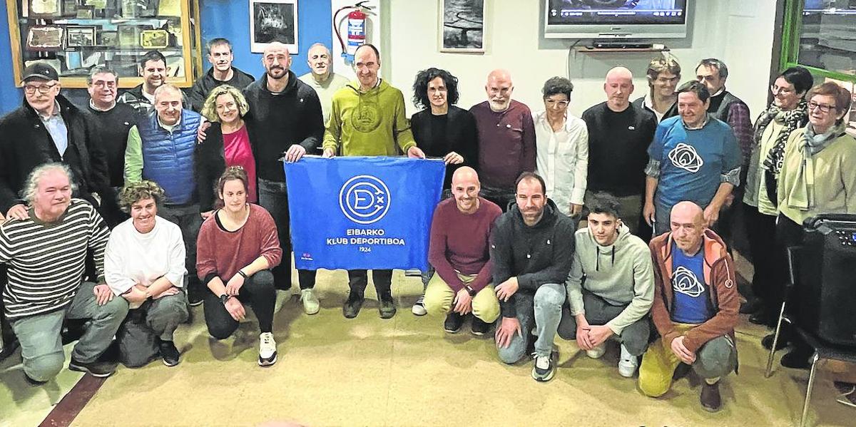 Los responsables de las diferentes comisiones del Club Deportivo Eibar junto a la junta directiva y las autoridades municipales presentan el programa.