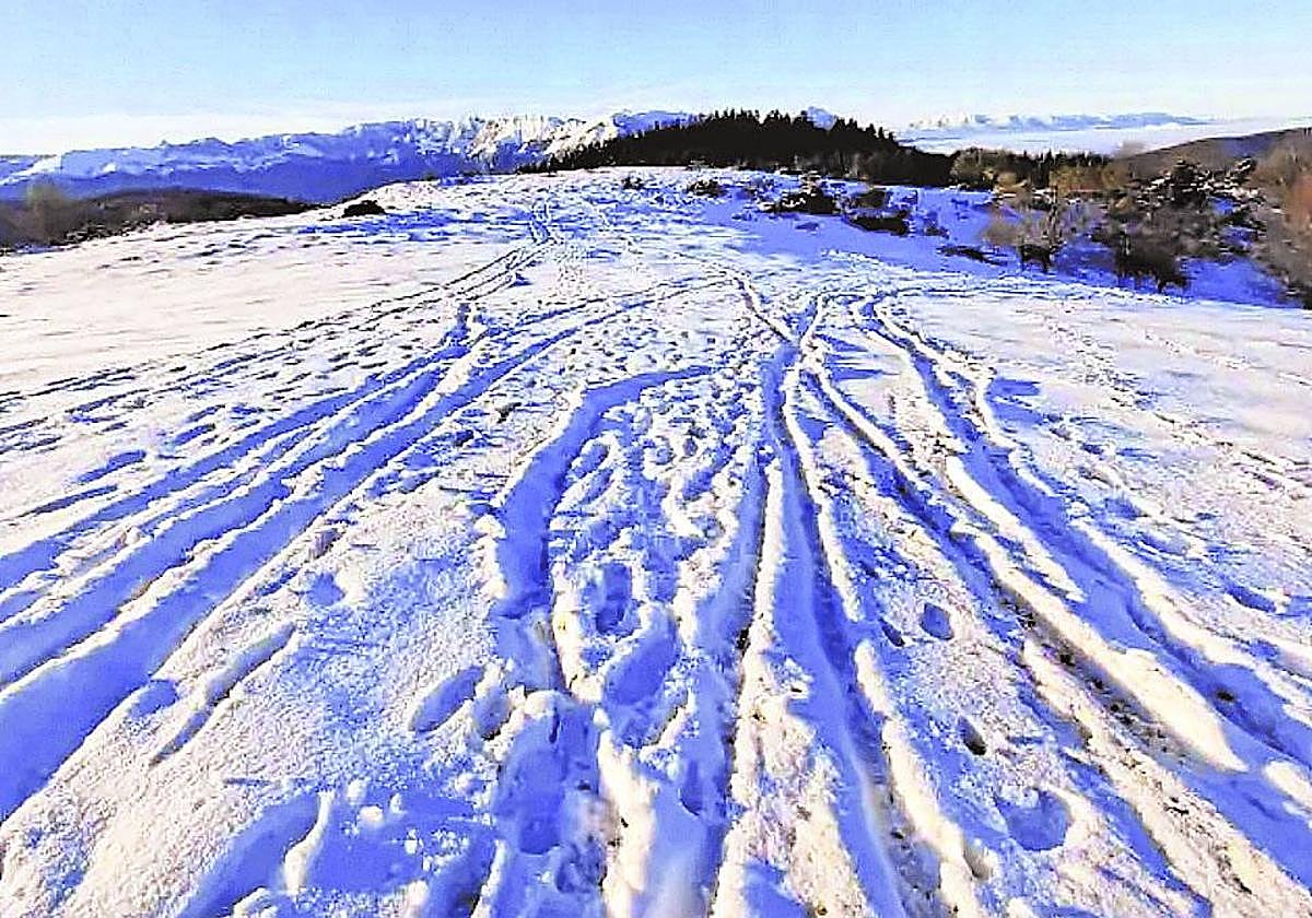 La cima del Ulizar con la sierra de Aralar al fondo.