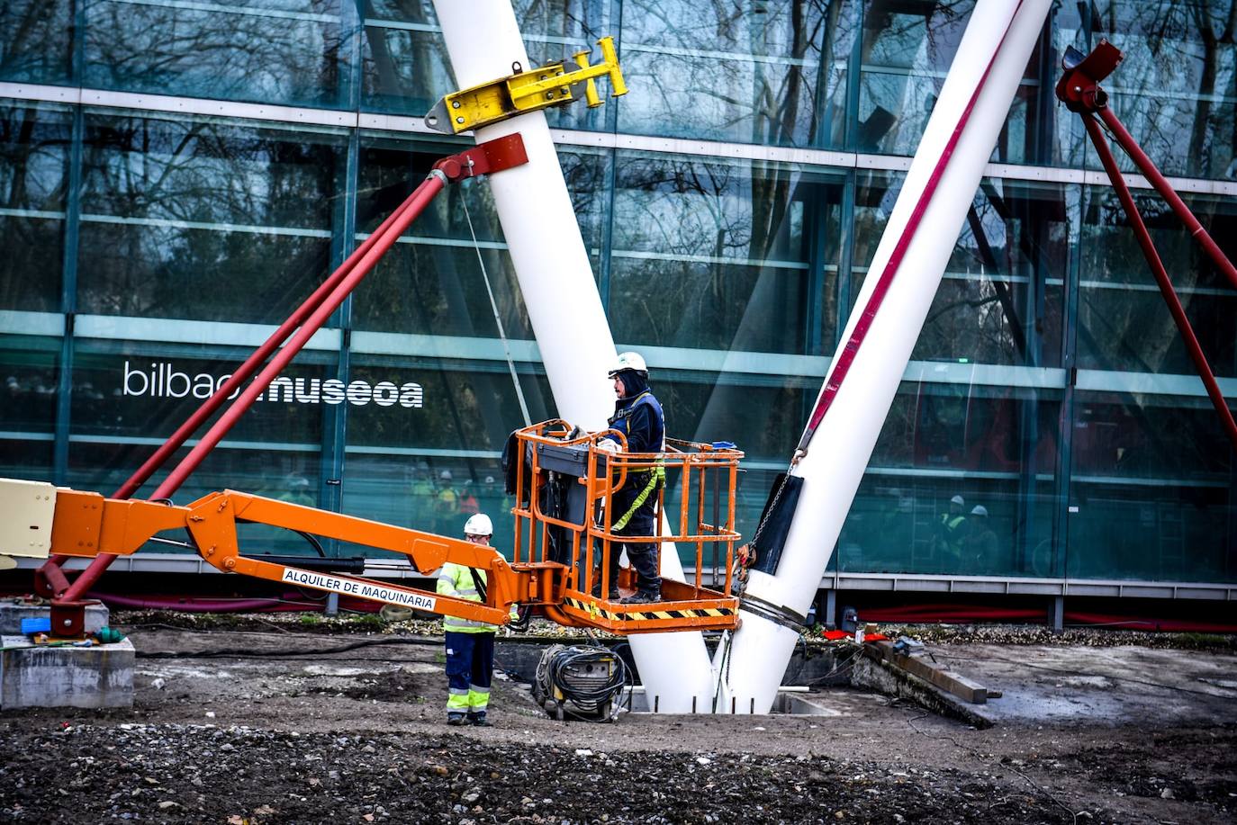 Colocan los megapilares del Museo de Bellas Artes de Bilbao