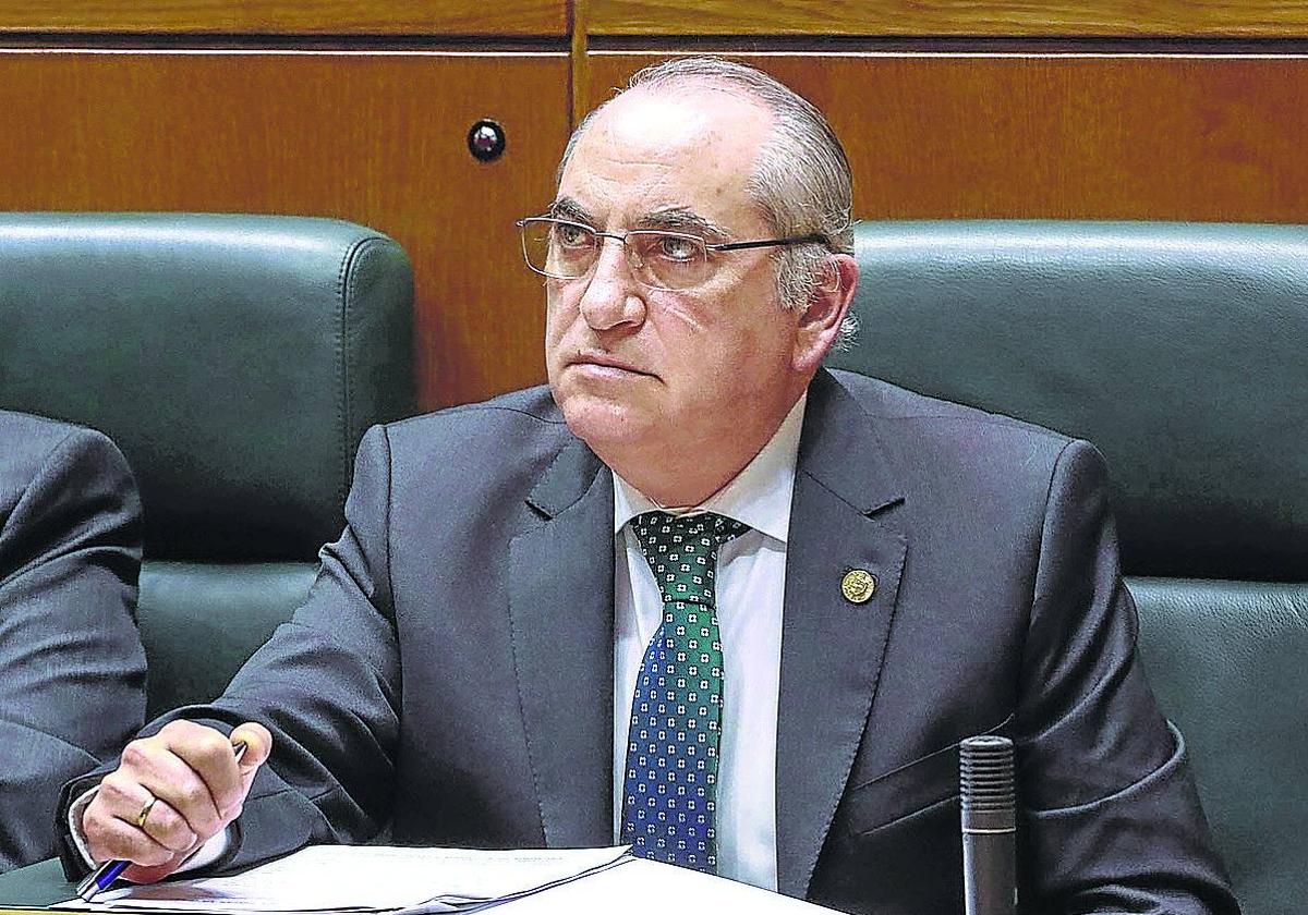 El consejero de Planificación Territorial, Vivienda y Transportes, Iñaki Arriola, en el Parlamento vasco.