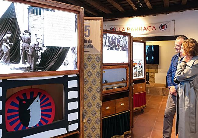 Una pareja durante su visita a la Casona de Tudanca.