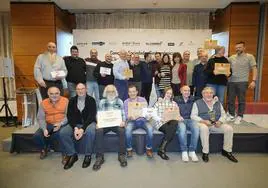 Los vencedores y homenajeados en el XXVII Concurso de Sociedades Gastronómicas posan junto a organizadores y patrocinadores del mismo.