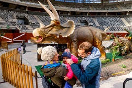 Decenas de familias vitorianas y de otros municipios acuden a visitar a los dinosaurios.