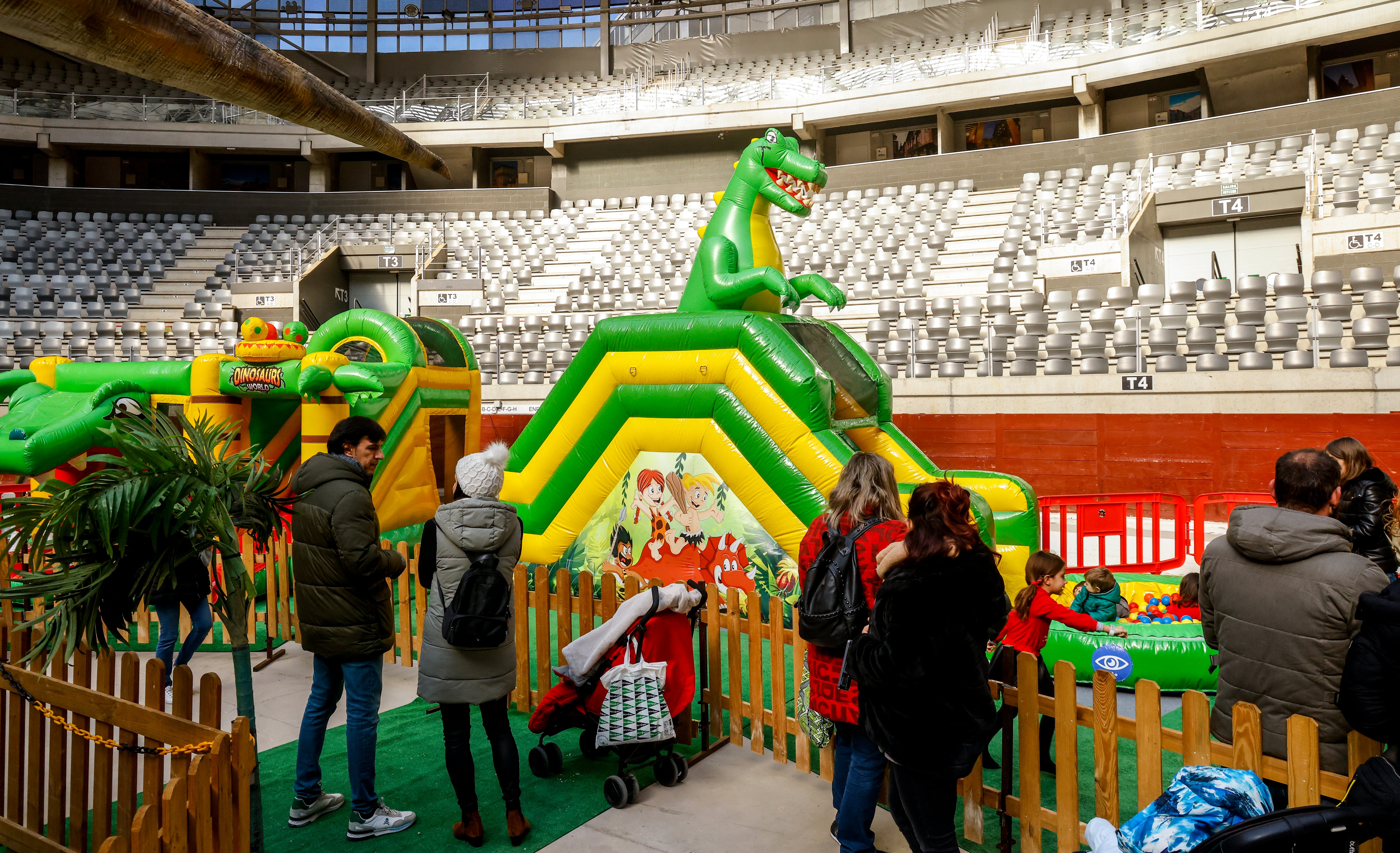 Los dinosaurios rugen en el Iradier Arena