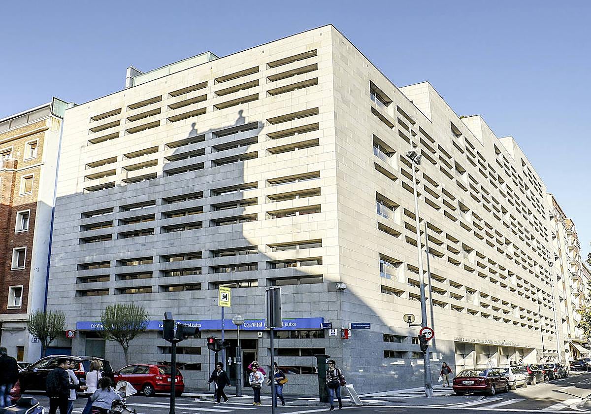 Edificio de Hacienda en la esquina entre las calles Ramiro de Maeztu y Samaniego.