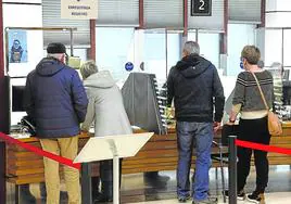 Jubilados son atendidos en las oficinas de la Hacienda guipuzcoana.