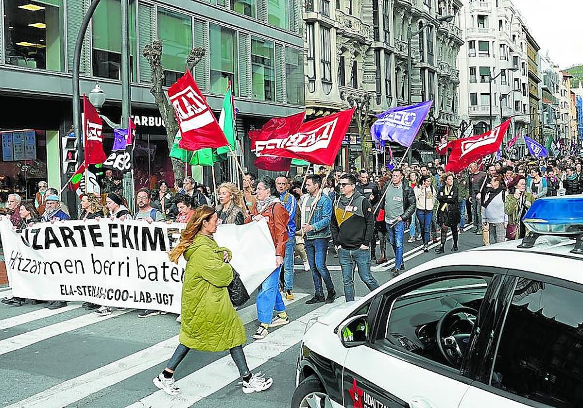 Una manifestación recorre la Alameda Rekalde, en pleno centro de Bilbao.