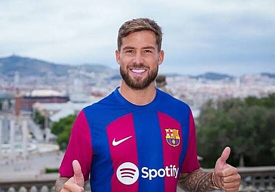 Iñigo Martínez posa en Montjuic con la camiseta del Barcelona.