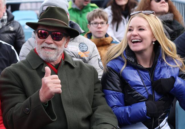 El actor Arnold Schwarzenegger y su pareja Heather Milligan, este domingo en la estación La Streif, en Kitzbuehel.