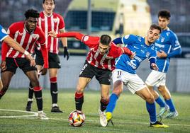 Gerenabarrena se lleva el balón ante Forcén.