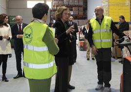 La reina Sofía en las instalaciones del Bando de Alimentos de Álava.