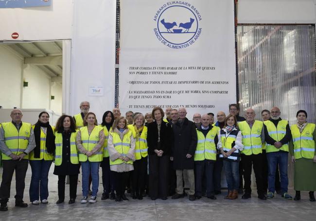 Doña Sofía con los voluntarios del Banco de Alimentos de Álava.