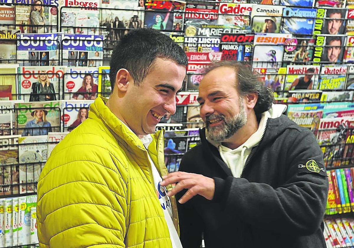 Yeray con Víctor Rodríguez en una tienda de Galdakao, donde reside este chico vizcaíno con autismo.