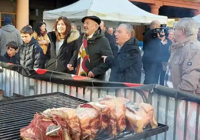 Arguiñano y Clemente, bromeando delante de las parrillas.