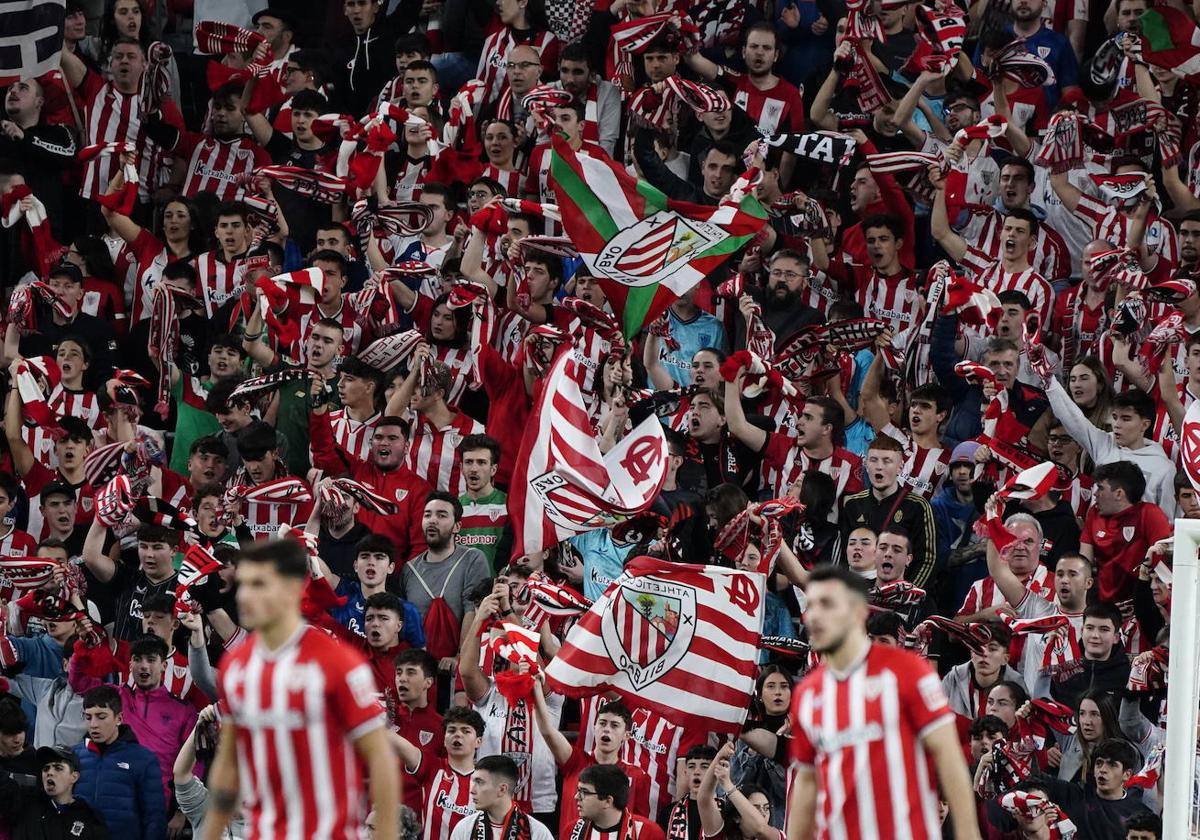 Hinchas del Athletic en la grada de animación ante la Real.