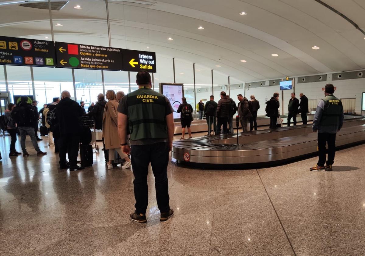 Agentes de la Guardia Civil, en el aeropuerto de Loiu.