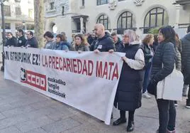Representantes de CCOO Euskadi en la protesta.