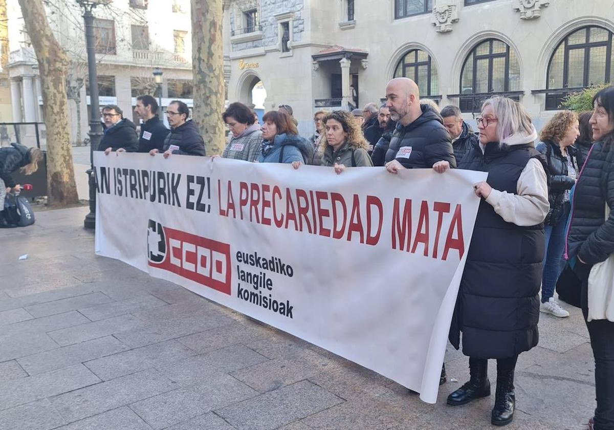 Representantes de CCOO Euskadi en la protesta.