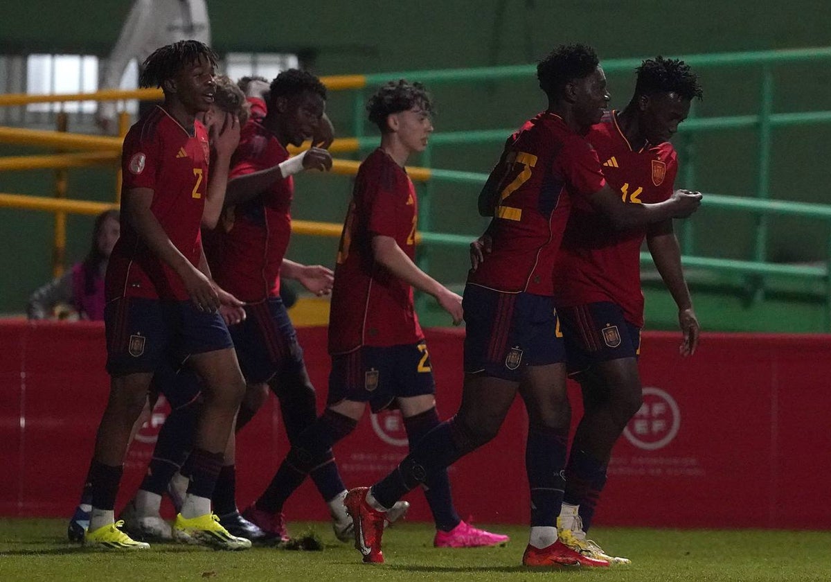 Igor Oyono, con el dorsal 22, celebra uno de los dos goles que marcó con la selección española sub-17 ante Italia.