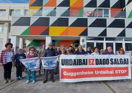 Concentración frente al centro cultural y social Astra de Gernika contra el Guggeheimn Urdaibai.