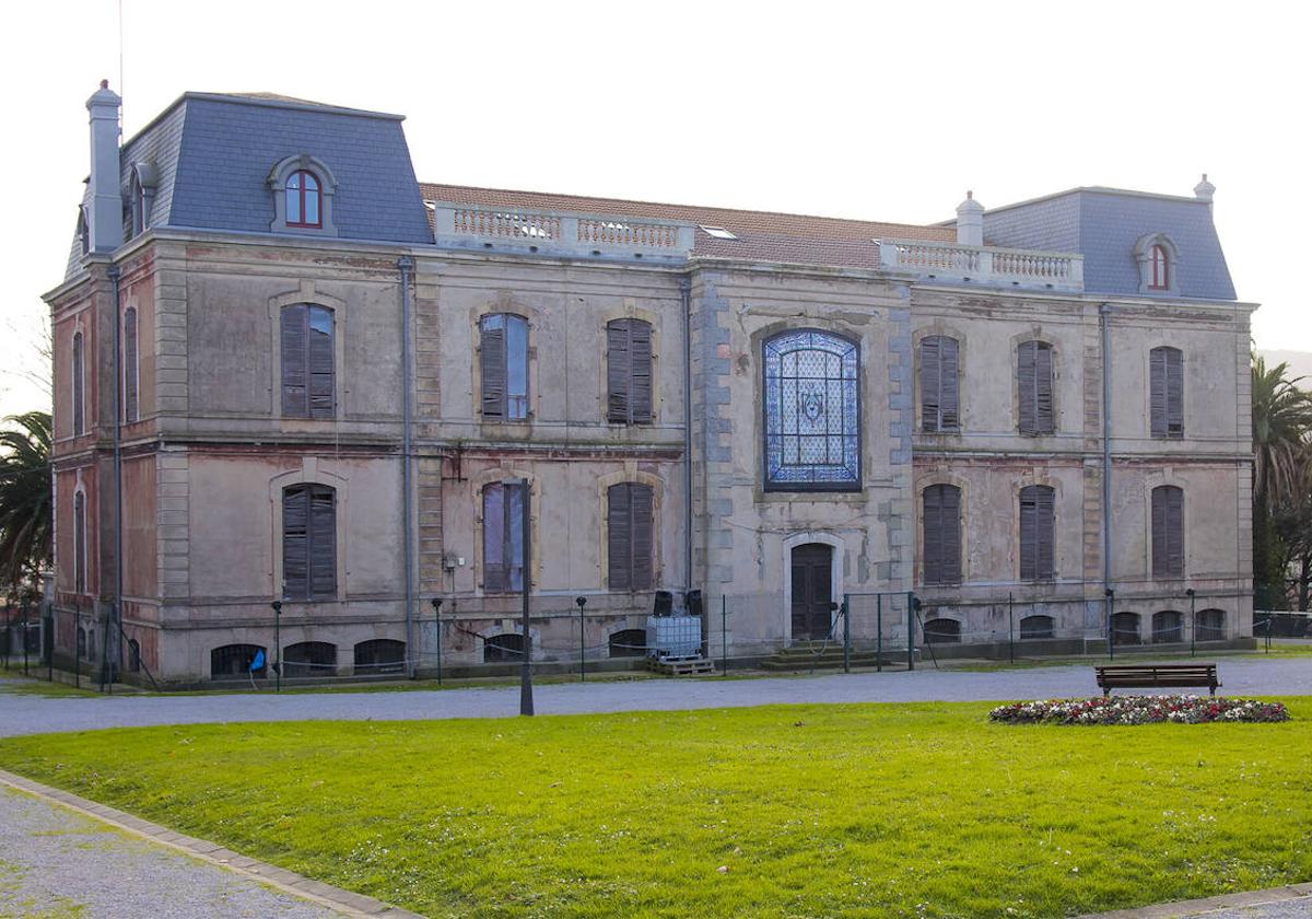 El palacio, en mal estado de conservación, necesita su rehabilitación y reforma en muchos puntos.