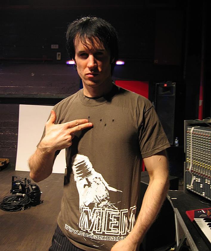 Imagen secundaria 2 - Una performance del MEM, Lafont y Agiriano en la presentación de la edición de 2004 y el músico Alec Empire con la camiseta de los balazos.