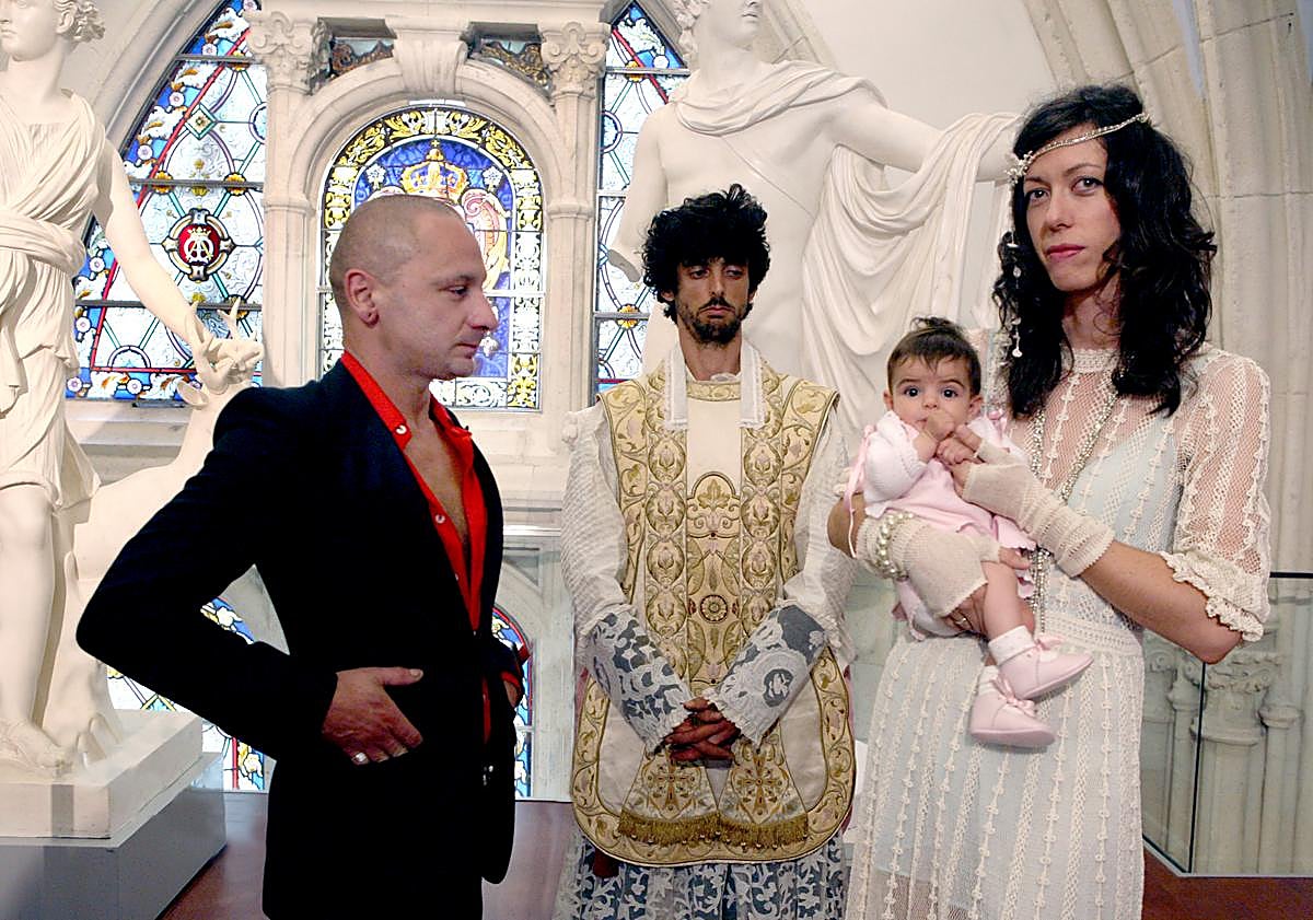 Imagen principal - Una performance del MEM, Lafont y Agiriano en la presentación de la edición de 2004 y el músico Alec Empire con la camiseta de los balazos.