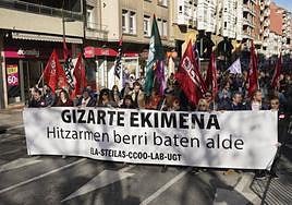 Los trabajadores se han manifestado en las calles de Vitoria.