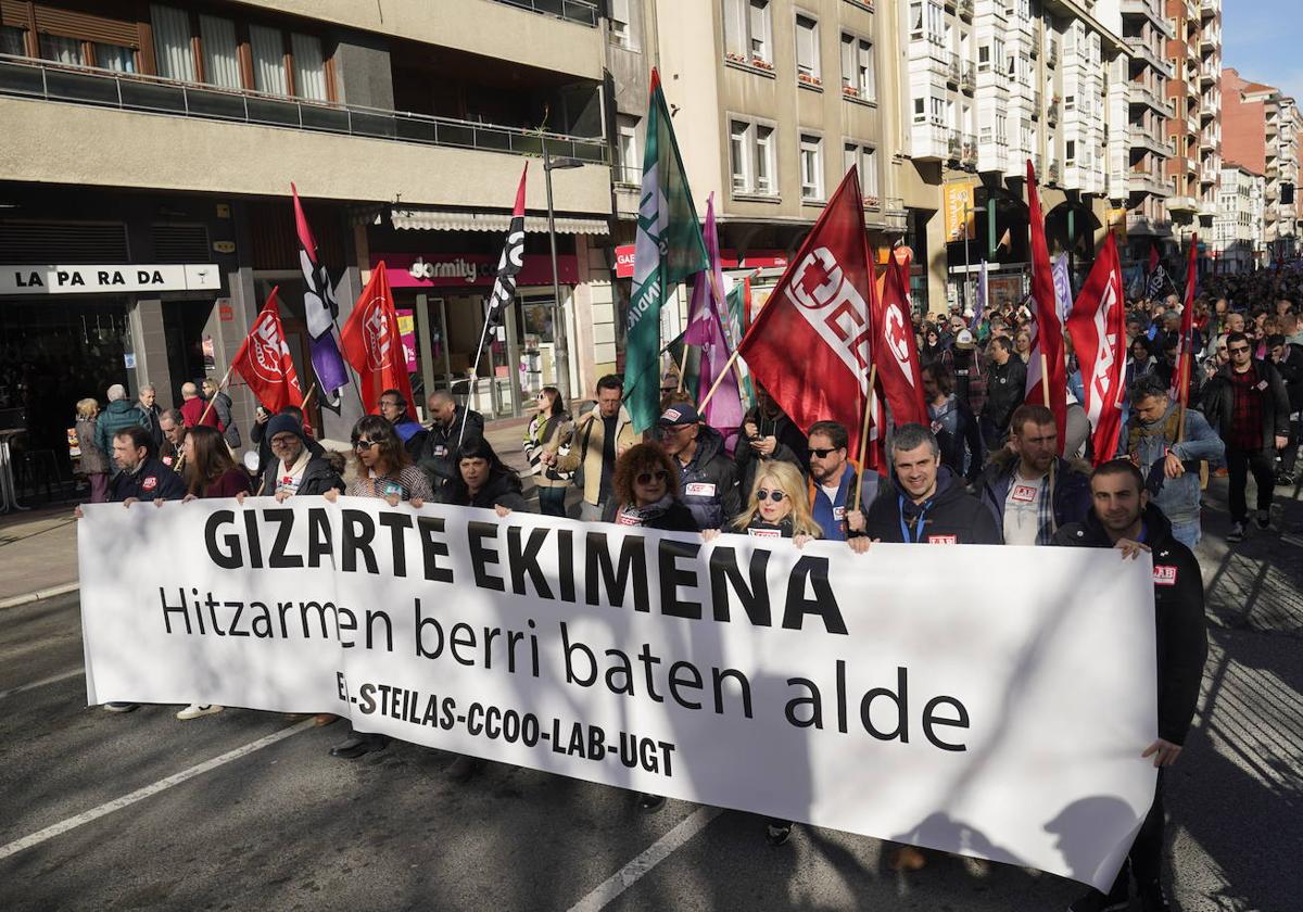 La manifestación ha recorrido este martes las calles de Vitoria.