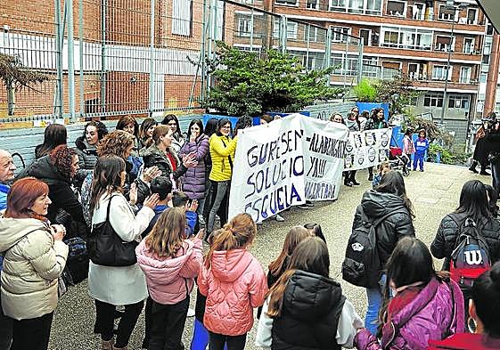 Miembros del AMPA del colegio Berrio-Otxoa, de Bilbao, se concentraron ayer frente al centro.