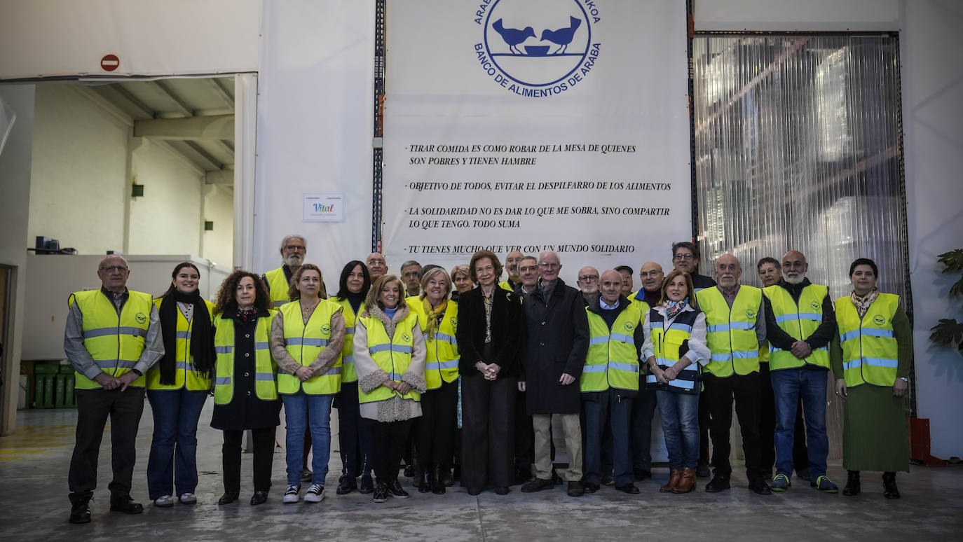 La emérita Sofía visita Vitoria para conocer de cerca la labor del Banco de Alimentos de Álava