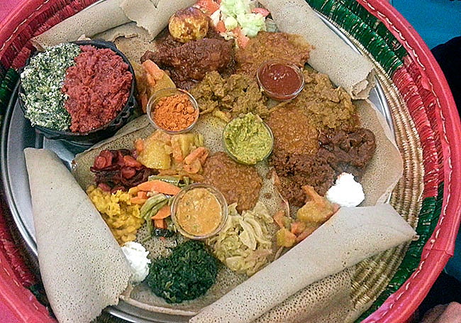 Plato degustación del restaurante etíope 'Nuria'