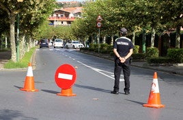 Un policia municipal controla la calle cortada de la Avenida del Angel.