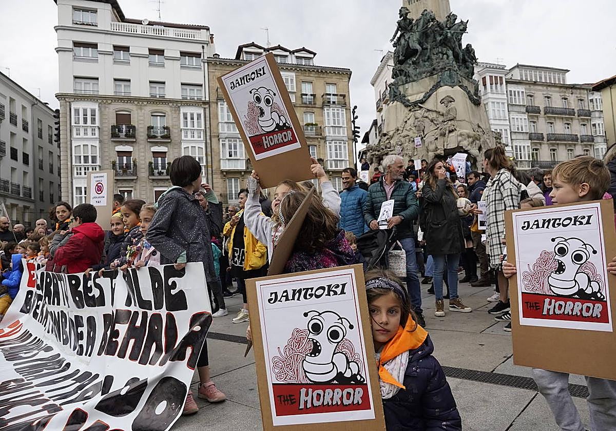 Protesta de las AMPAs alavesas por el servicio de comedores escolares.