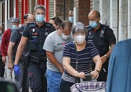 Ertzainas acompañan al condenado al registro de su piso en Vitoria.