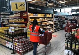 Una voluntaria de Cruz Roja, en un supermercado.