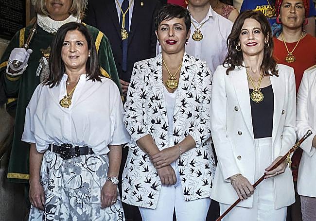 Beatriz Artolazabal (PNV), Rocío Vitero (EH Bildu) y Maider Etxebarria (PSE), tras la sesión de investidura de la alcaldesa socialista.